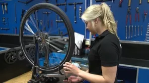 Video: Zweiradmechatroniker/in - Fahrradtechnik