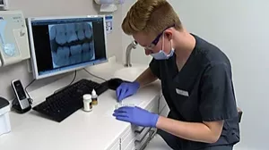 Video: Zahnmedizinische/r Fachangestellte/r