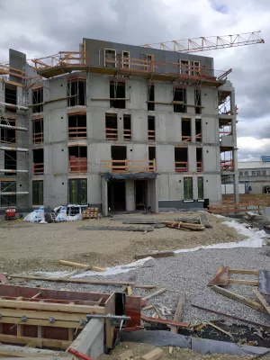 Bild: Einstieg: Wohnhaus aus Beton und Gleisharfe