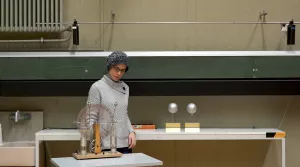 Video: Geladene Kugeln auf Luftschiene