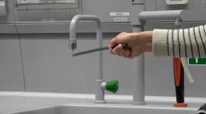 Video: Wasserdipole im elektrischen Feld