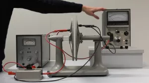 Video: Spannung am Plattenkondensator bei Variation des Plattenabstands