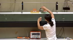 Video: actio und reactio mit zwei Luftkissenreitern