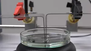 Video: Dielektrikum (flüssig) im Kondensator