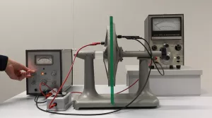 Video: Plattenkondensator ohne und mit Dielektrikum