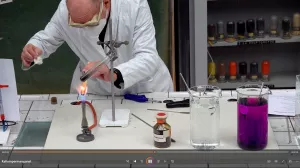 Video: Thermische Zersetzung von Kaliumpermanganat zu Sauerstoff