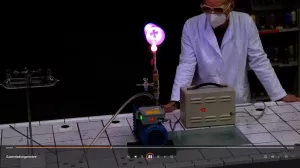 Video: Leuchterscheinungen in einer Gasentladungsröhre