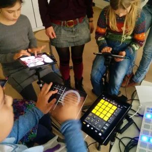 Bild: Touching Music - Klassenmusizieren und musikalisches Körpererleben als Zugang zu postdigitalen Musikkulturen