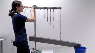 Video: Wurfparabel mit Wasserstrahl (mit Ablesevorgang)