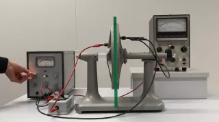 Video: Plattenkondensator ohne und mit Dielektrikum