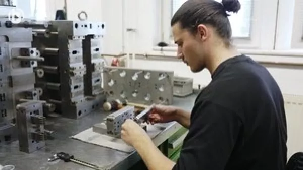 Video: Werkzeugmechaniker/in