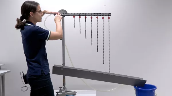 Video: Wurfparabel mit Wasserstrahl (mit Ablesevorgang)