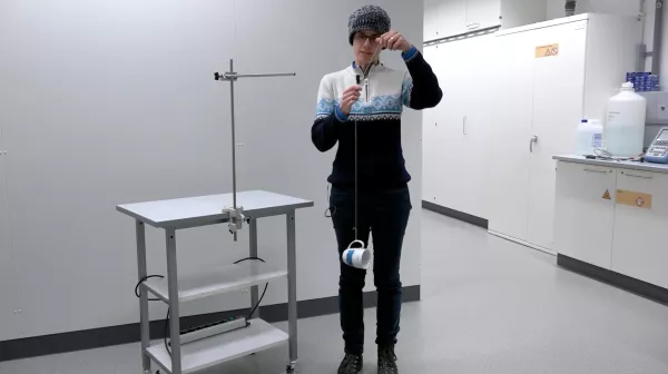 Video: Der Sturz der Kaffeetasse