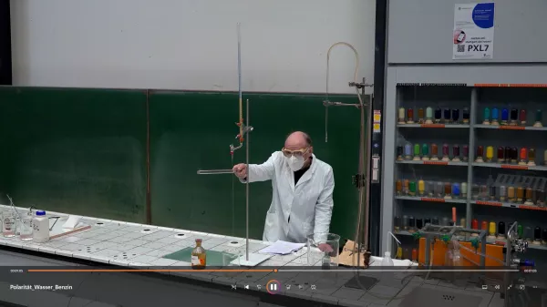 Video: Dipolmoment von Wasser und Benzin